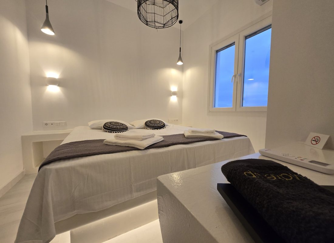 luxury-white-bedroom-design