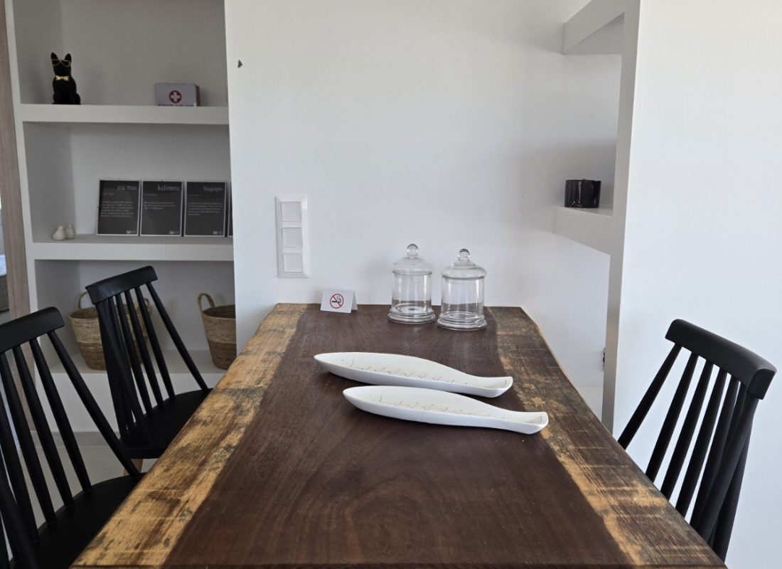 wooden-dining-black-chairs